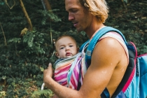 tata i dziecko w nosidle