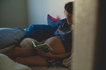 kobieta w ciąży czyta książkę